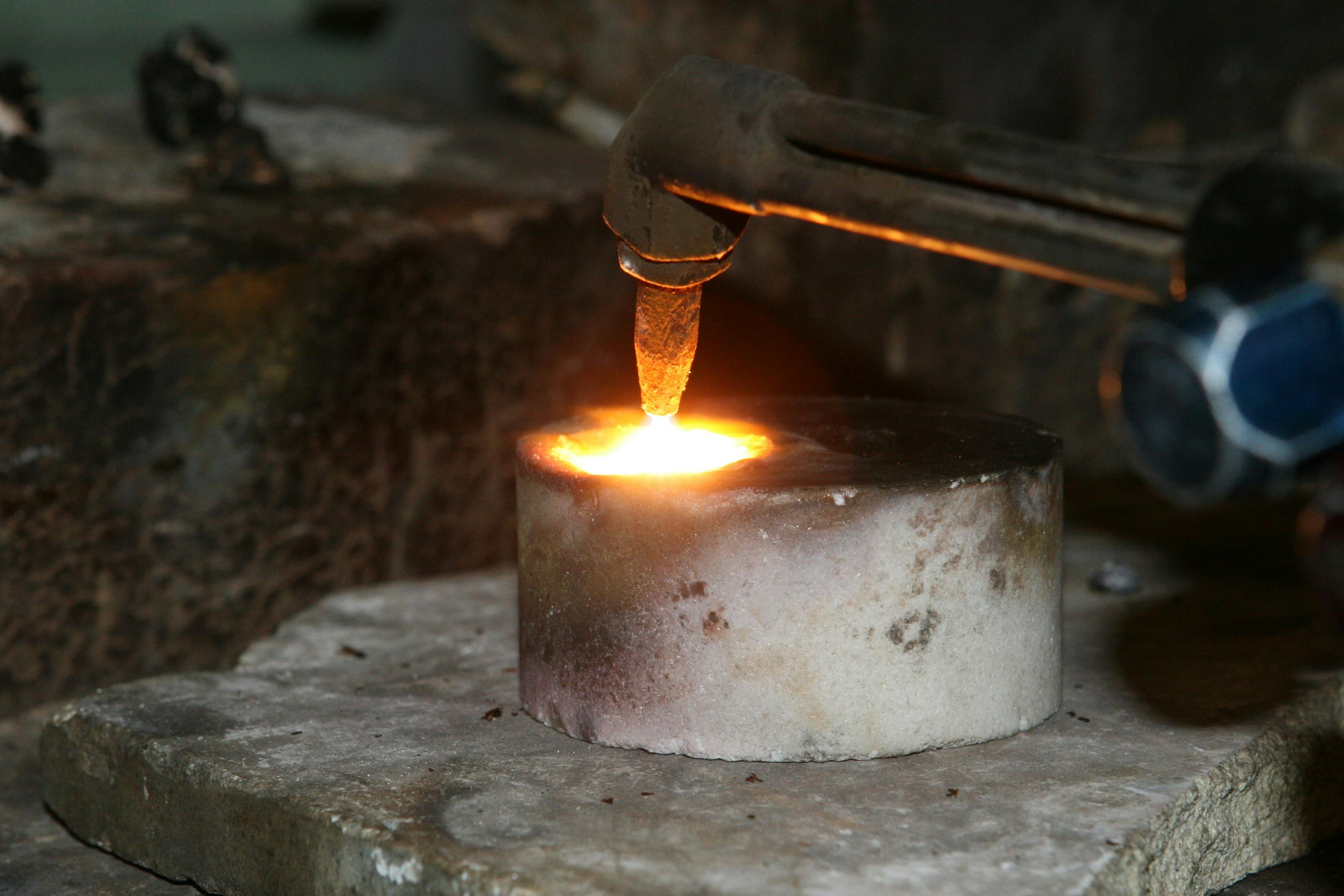 Stabilitas | Strategi Dekarbonisasi: Kunci Daya Saing Sektor Aluminium Indonesia di Pasar Global